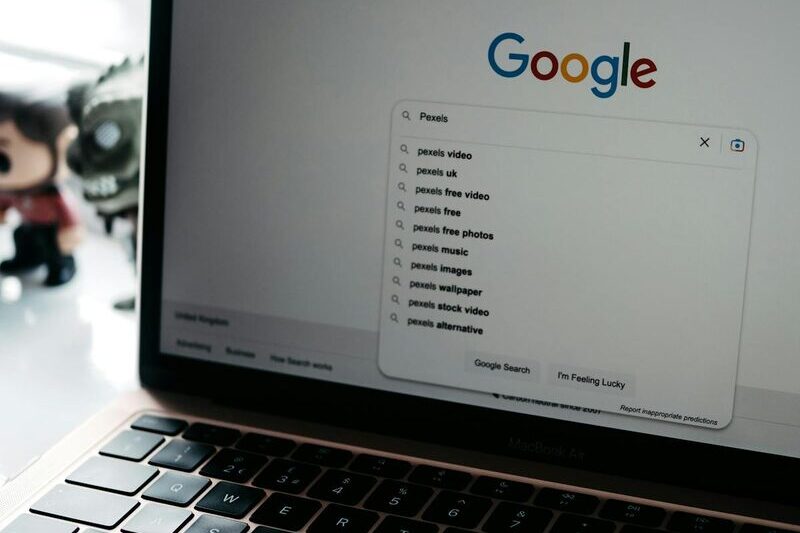 Page de résultats de recherche Google montrant des extraits enrichis avec étoiles et prix
